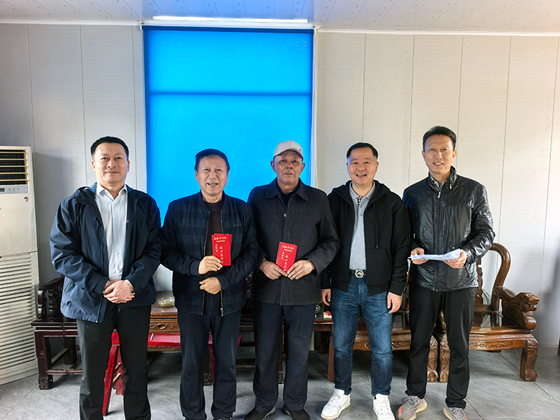 情暖重阳！江苏多多28科技董事长卫海洋走访慰问村上老人